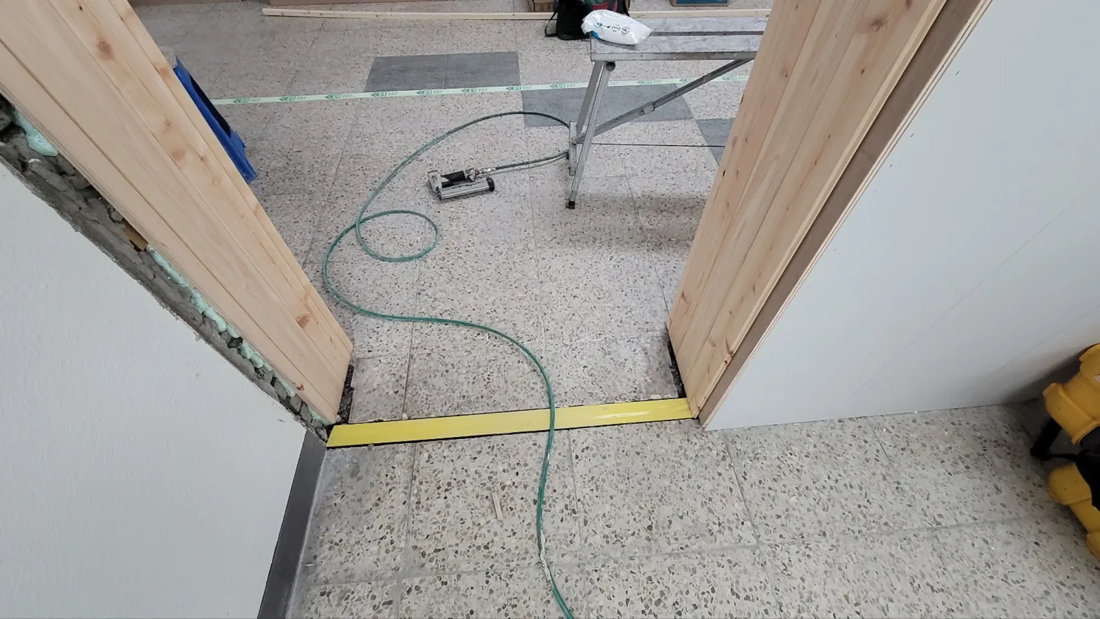 폴딩도어 설치를 위해 목재 문틀을 세워 둔 개구부와 바닥 마킹